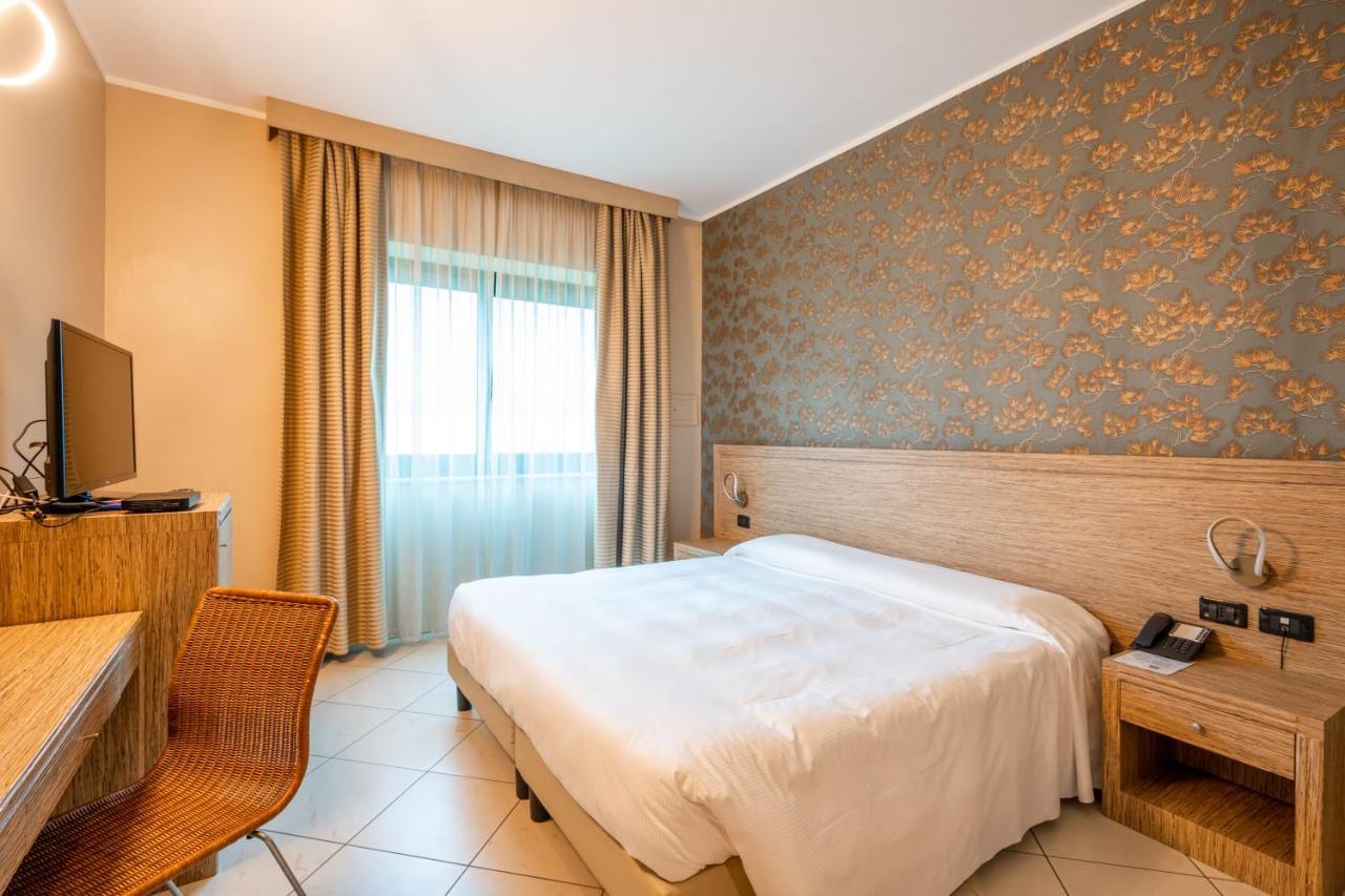 Hotel Parisi Nichelino Bagian luar foto