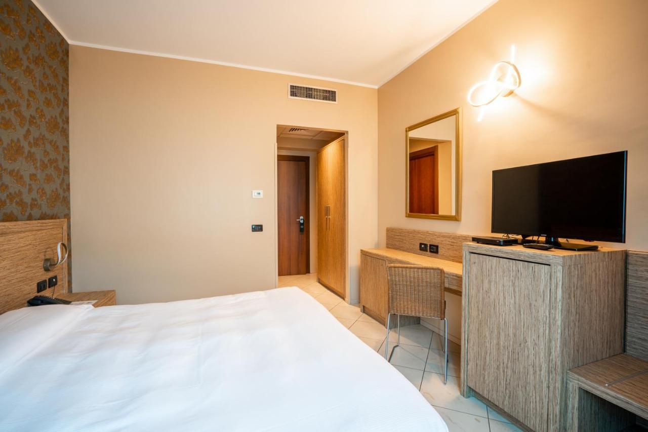Hotel Parisi Nichelino Bagian luar foto