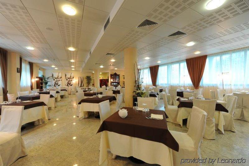 Hotel Parisi Nichelino Restoran foto
